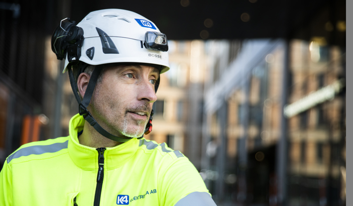 Elektriker i vit hjälm och varselkläder