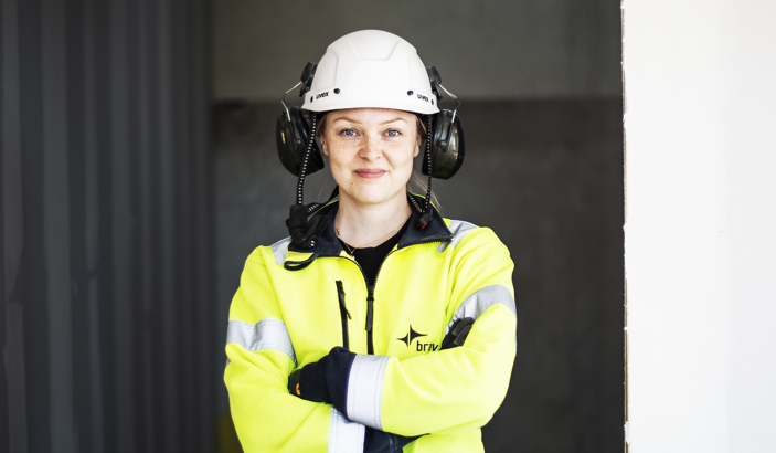 Elektriker i varselkläder och med armarna i kors över bröstet